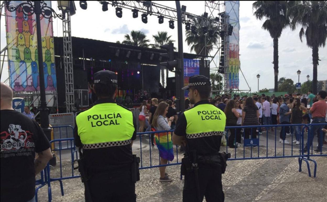 Dos policías locales controlando la fiesta de Los Palomos. 