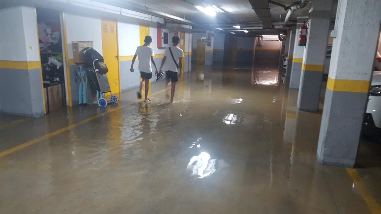 Cochera inundada en Vía  de la Plata