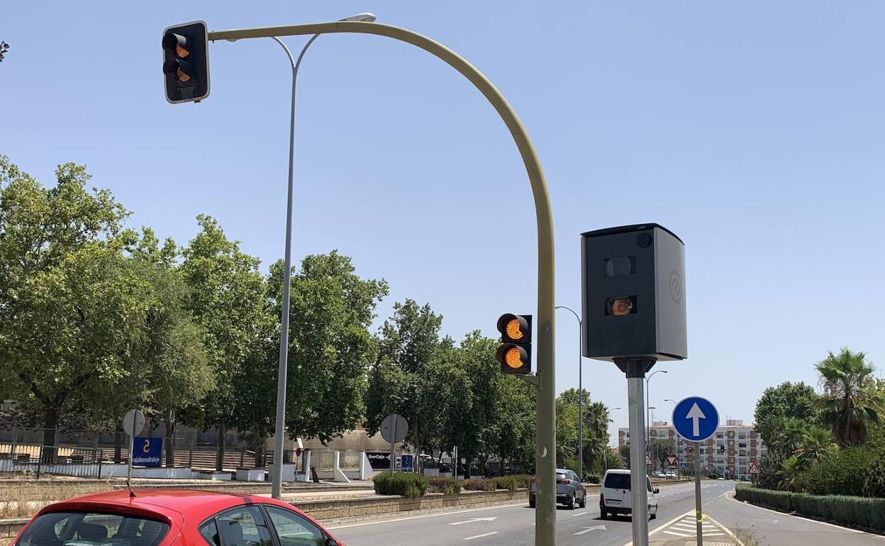 La cabina con el radar fijo instalado en la travesía de Zafra de la N-432.