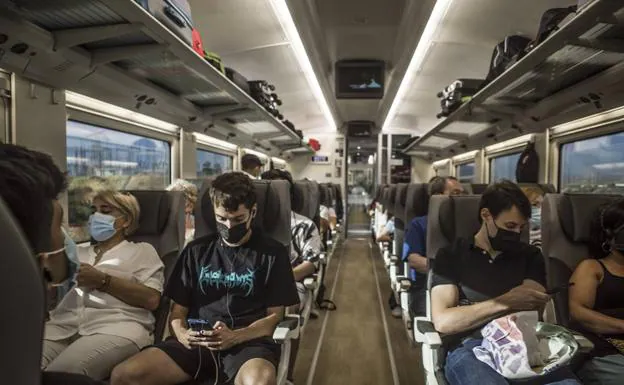 Viajeros en el tren Alvia en su trayecto hacia Madrid, este martes.