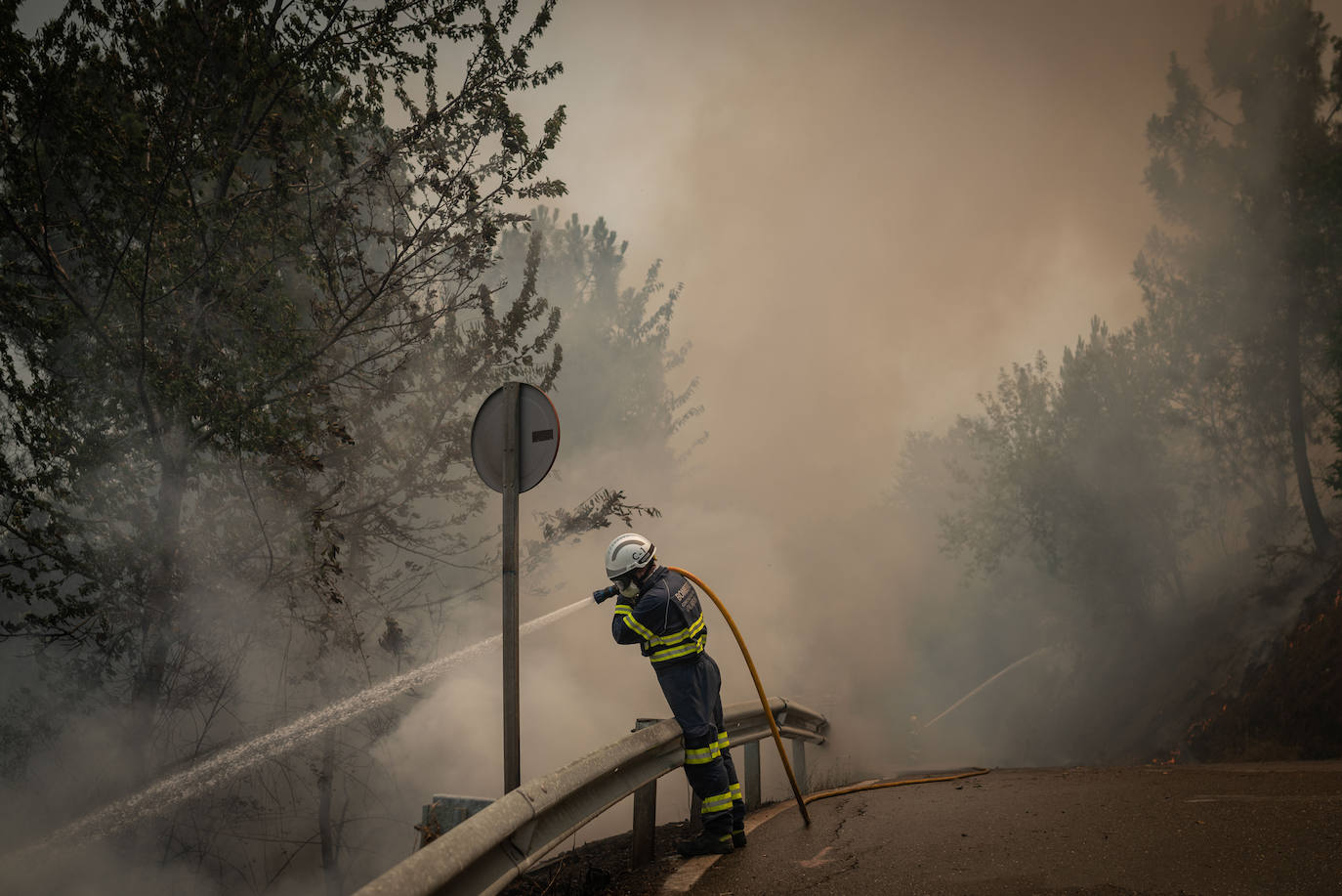 Un bombero forestal realiza labores de extinción en el incendio de O Barco de Valdeorras