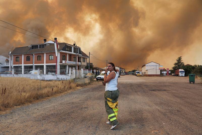 Mujer con las llamas y el humo al fondo en Tábara
