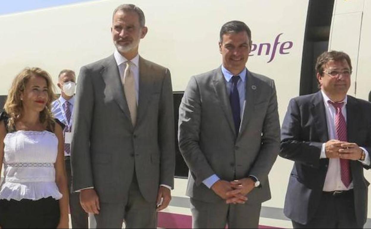 La ministra de Transportes, Movilidad y Agenda Urbana, Raquel Sánchez; el rey Felipe VI; el presidente del Gobierno, Pedro Sánchez; y el presidente de la Junta de Extremadura, Guillermo Fernández Vara. posan junto al tren a su llegada a Mérida en el viaje de pruebas. 