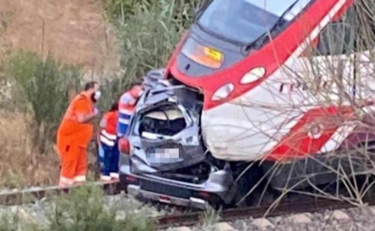 El coche fue arrastrado por el tren. 