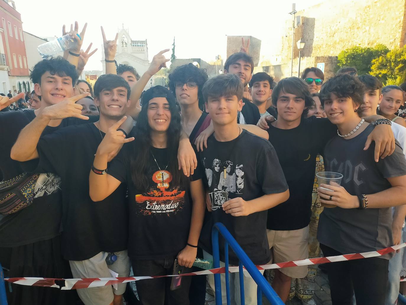 Los jóvenes seguidores de Robe han llenado el Casco Antiguo de Badajoz.