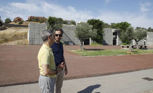 El concejal Licerán y el presidente del tribunal en el cementerio. 