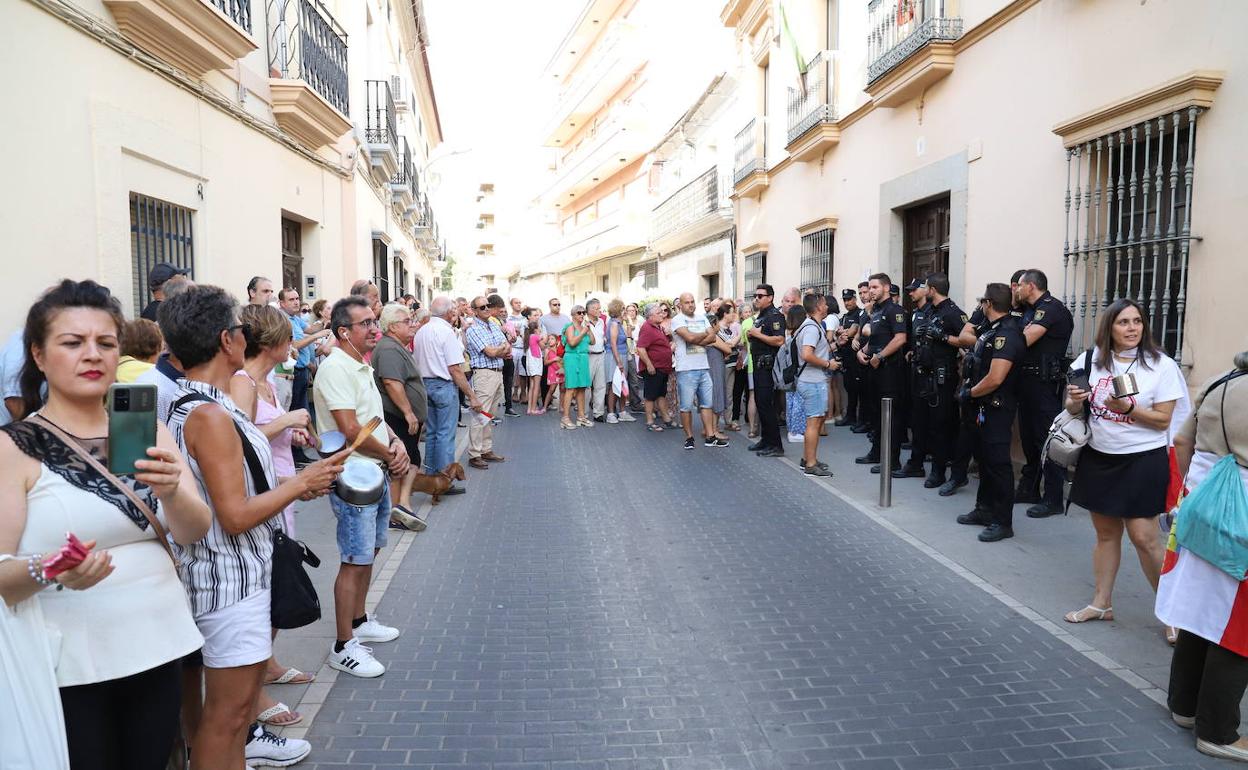 Manifestación a las puertas del Ayuntamiento. 