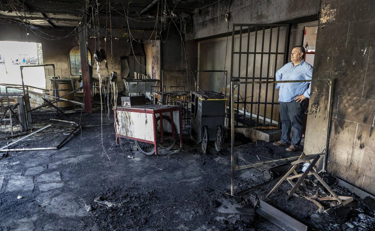 José Luis Vidal, el pasado viernes, en la terraza calcinada por el fuego. 