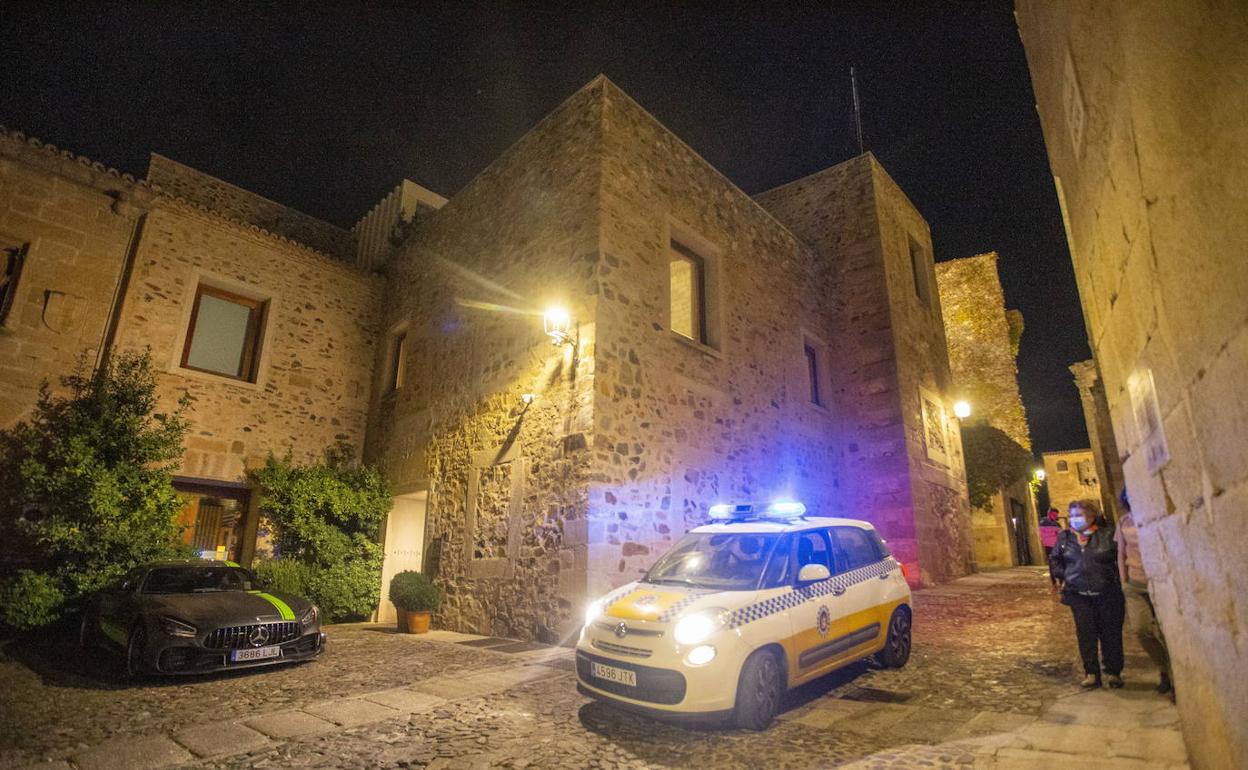Un vehículo de la Policía Local a las puertas de Atrio Restaurante Hotel Relais & Chateaux-Cáceres. 