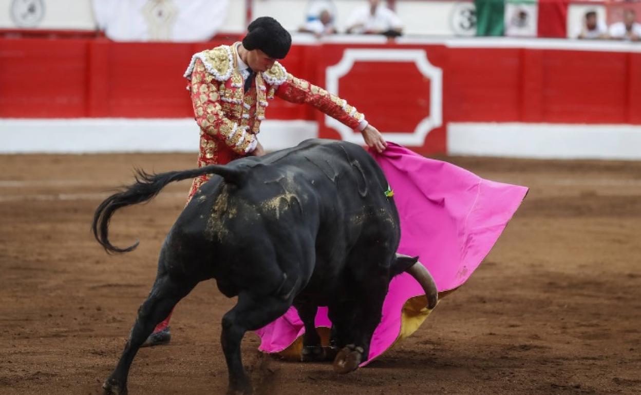 Ginés Marín, durante la lidia de uno de los toros. 