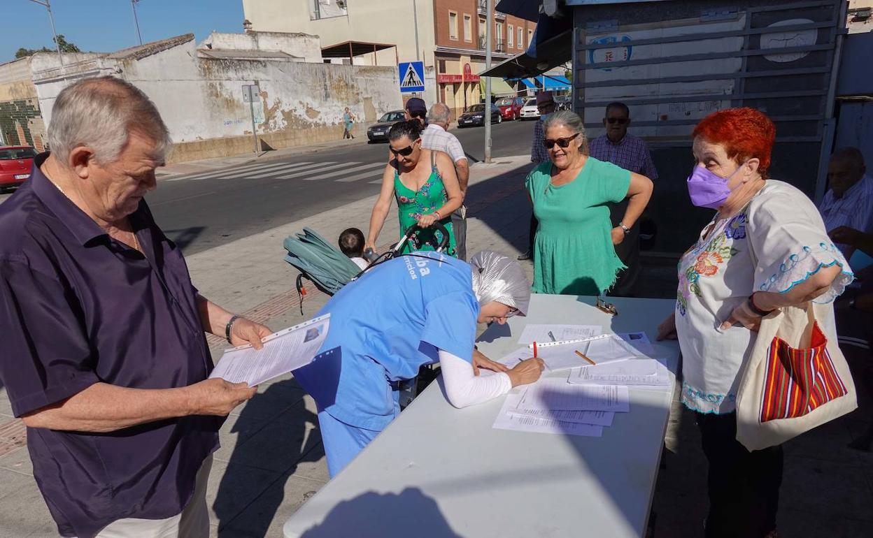 Vecinos de los barrios al norte de las vías del tren, firmando en contra del proyecto de centro de acogida en Padre Tacoronte. 