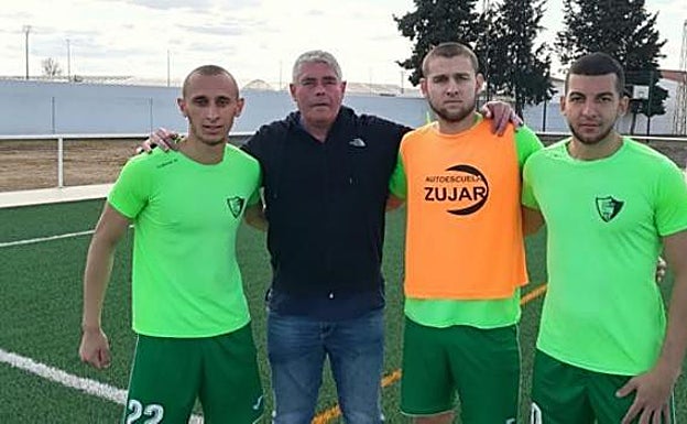 El ucraniano Olek entre los rusos Nikita y Gleg y el técnico Blázquez. 