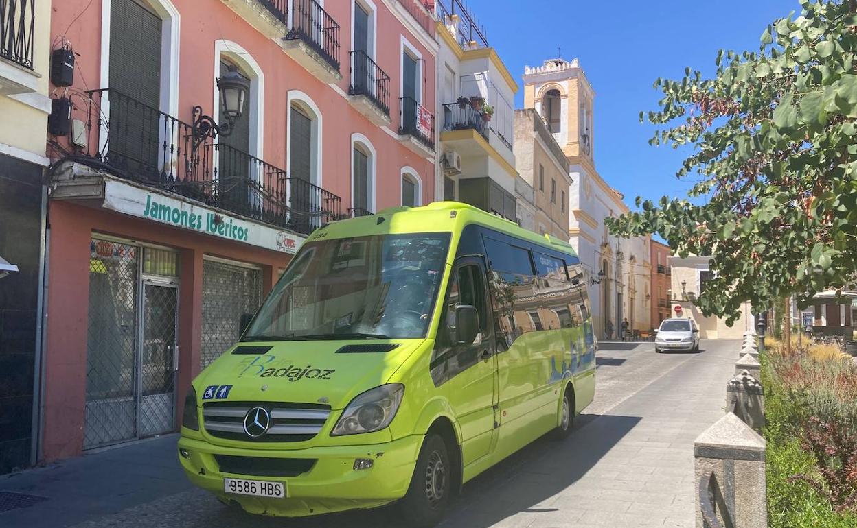 Uno de los autobuses antiguos circulando este jueves por San Andrés. 
