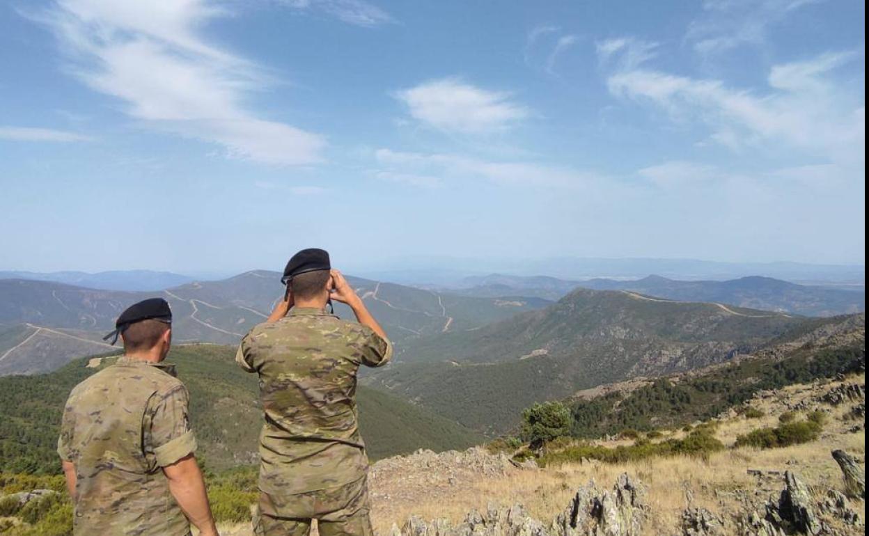 Militares de la Brigada Extremadura XI vigilando sierras de la provincia de Cáceres. 