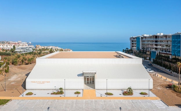 Vista exterior del pabellón, con el Mediterráneo al fondo. 