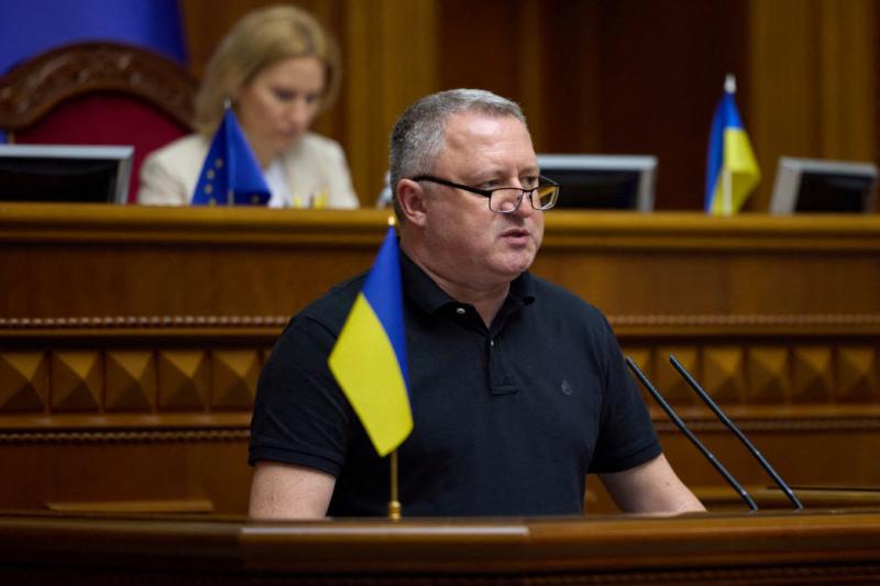 Andriy Kostin se dirige a los diputados del Parlamento de Ucrania tras ser nombrado nuevo fiscal general 