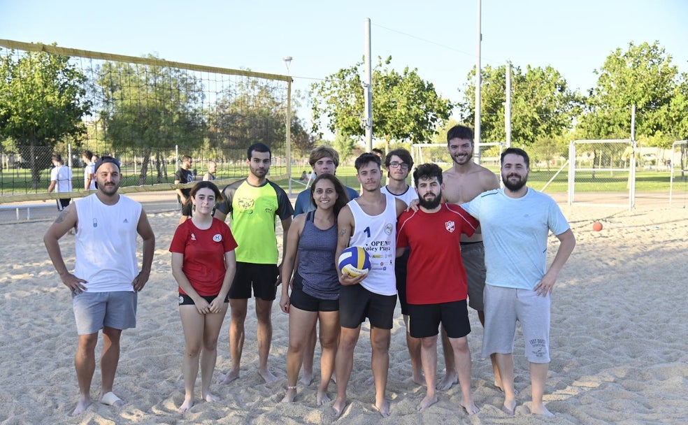 Dos de los jugadores de vóley-playa muestran las heridas tras un partido. 