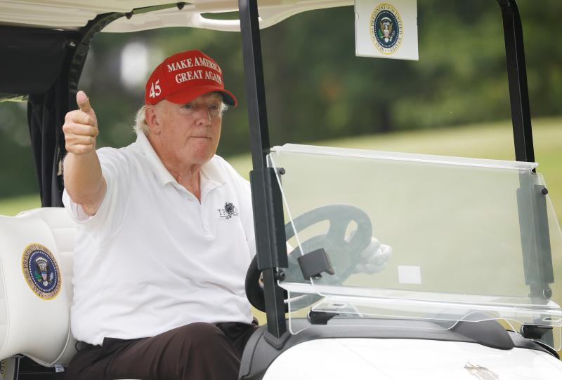 Donald Trump saluda a los periodistas durante un momento del polémico torneo en su club de golf 