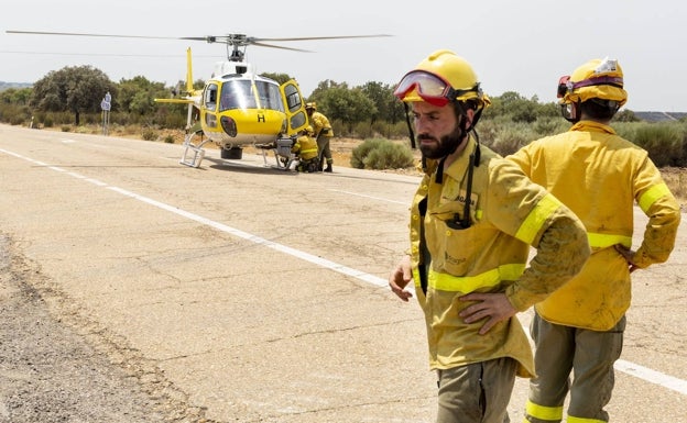 Personal del Infoex en el incendio que quemó 2.755 hectáreas en Monfragüe, 400 de ellas en el parque nacional.