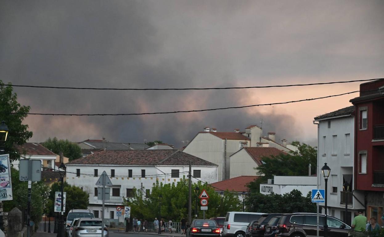 La columna de humo, vista desde el casco urbano de Villanueva de la Vera. 