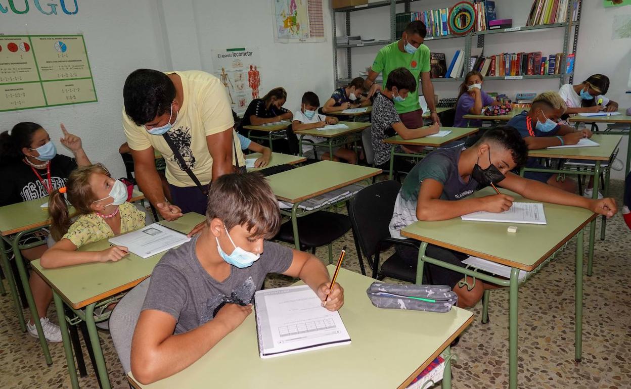 Los niños en una de las aulas del Centro Social. 