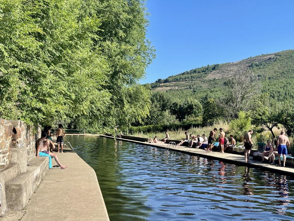 La plaza del pueblo está a unos cinco minutos andando. 