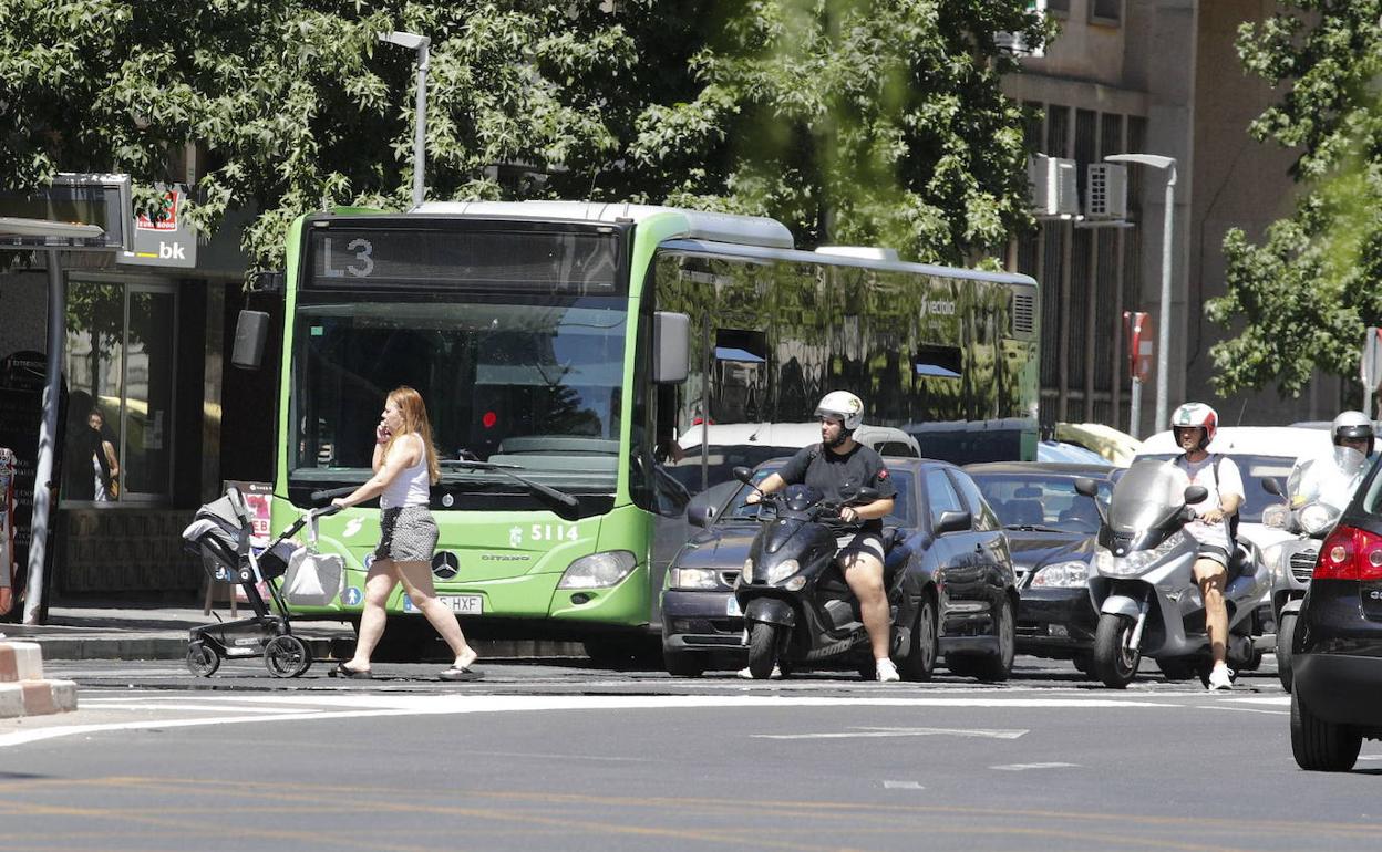 Autobús de la línea 3 de Cáceres por la avenida de Clara Campoamor. 