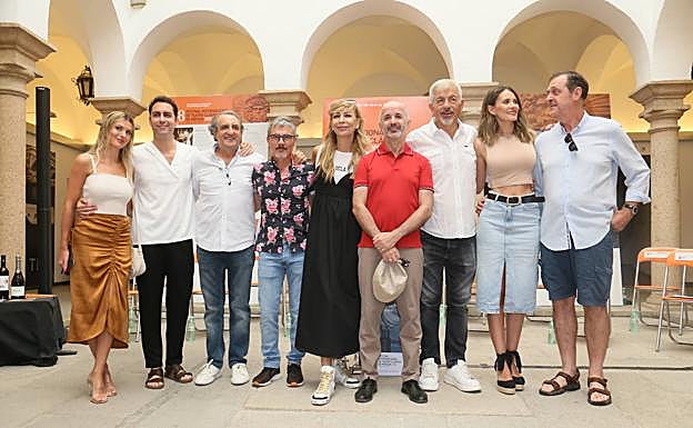Carlos Sobera junto a otros actores en la presentación de la obra. 