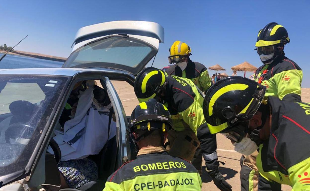 Bomberos de la Diputación de Badajoz durante una simulacro de accidente. 