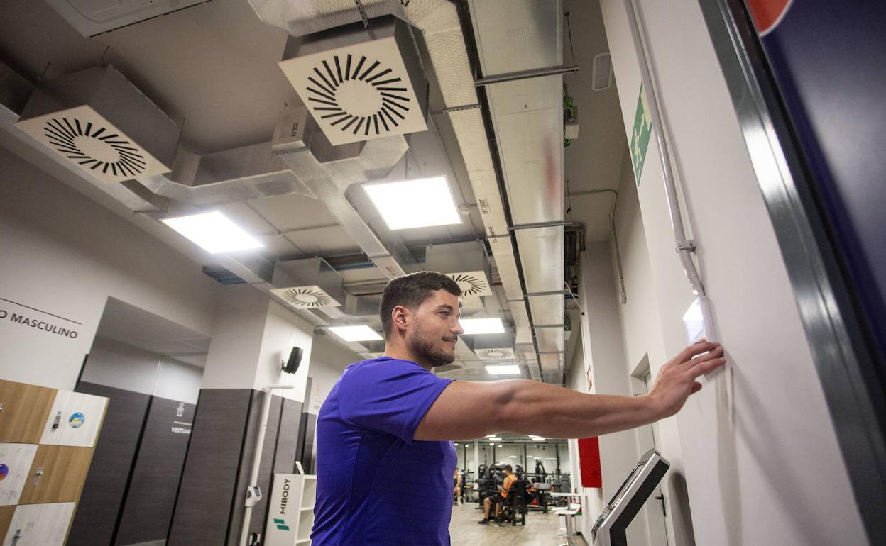 Cambiando la temperatura en un gimnasio de Cáceres. 