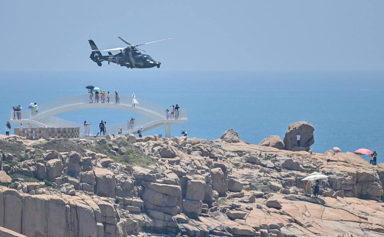 Un helicóptero sobrevuela Taiwán.