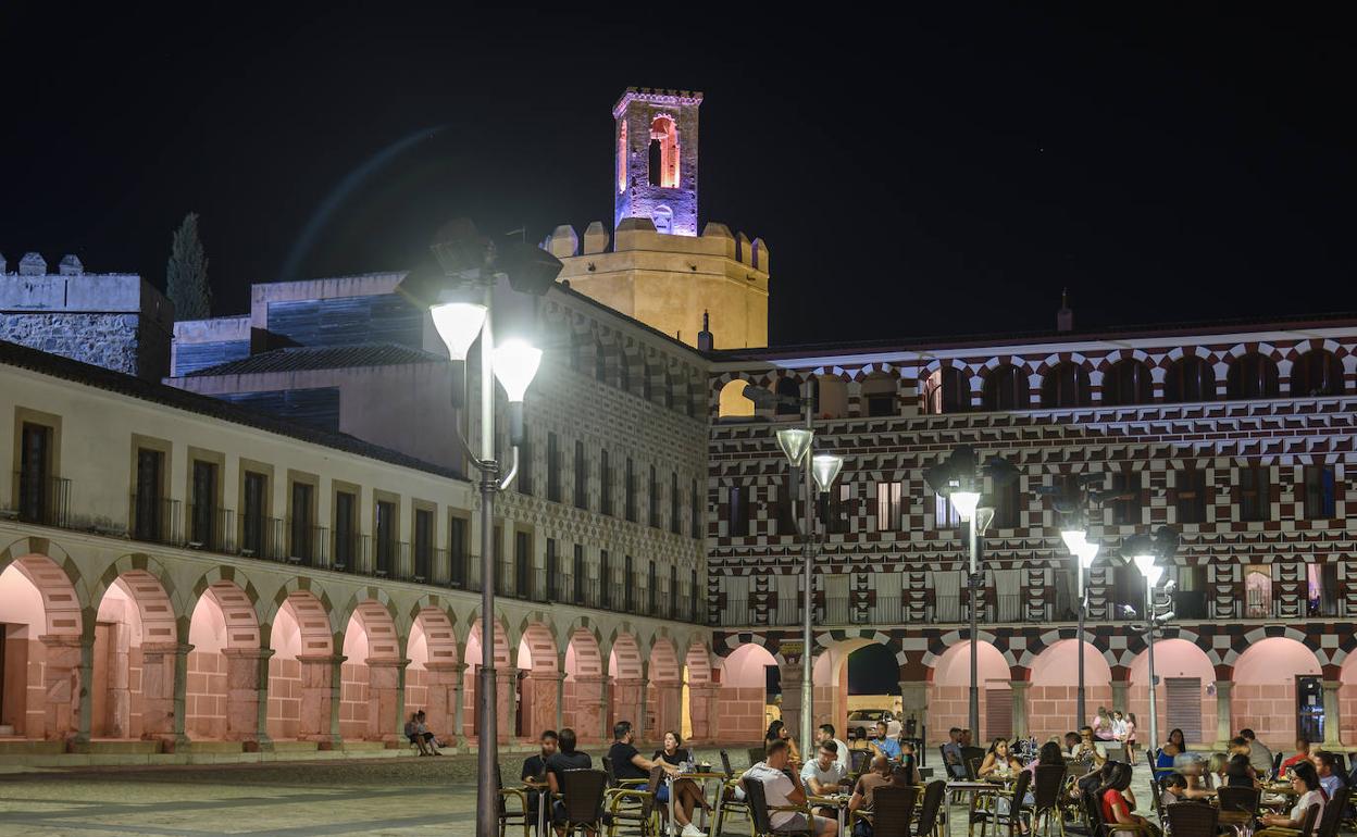 La Torre de Espantaperros se ilumina de noche con colores. 