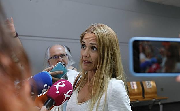 Sylvia Córdoba, abogada de los detenidos, atendiendo a los medios tras la comparecencia de sus clientes ante la jueza.