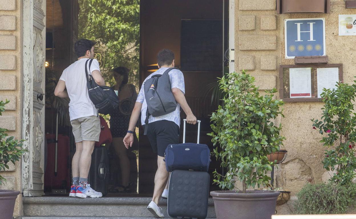 Llegada de dos turistas el pasado lunes al hotel NH Palacio de Oquendo, en la Plaza de San Juan. 