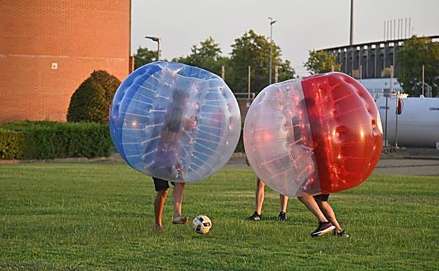 Una actividad divertida, fútbol, pero metidos dentro de pelotas hinchables. 