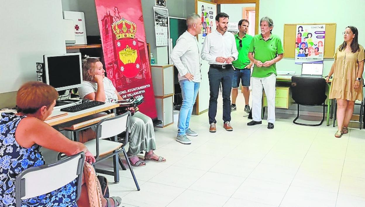 El alcalde de Villanueva, en el centro, en el acto de entrega. 