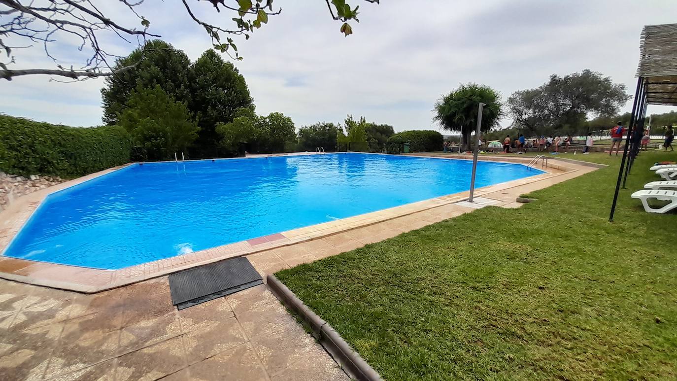 La piscina original tiene agua de manantial y era una antigua alberca. 