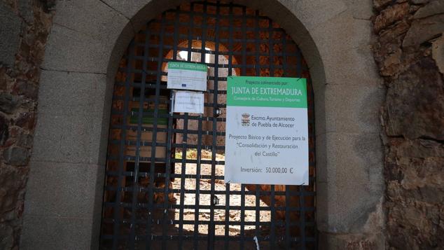 Puerta cerrada con información contradictoria (entrada 1 euro)