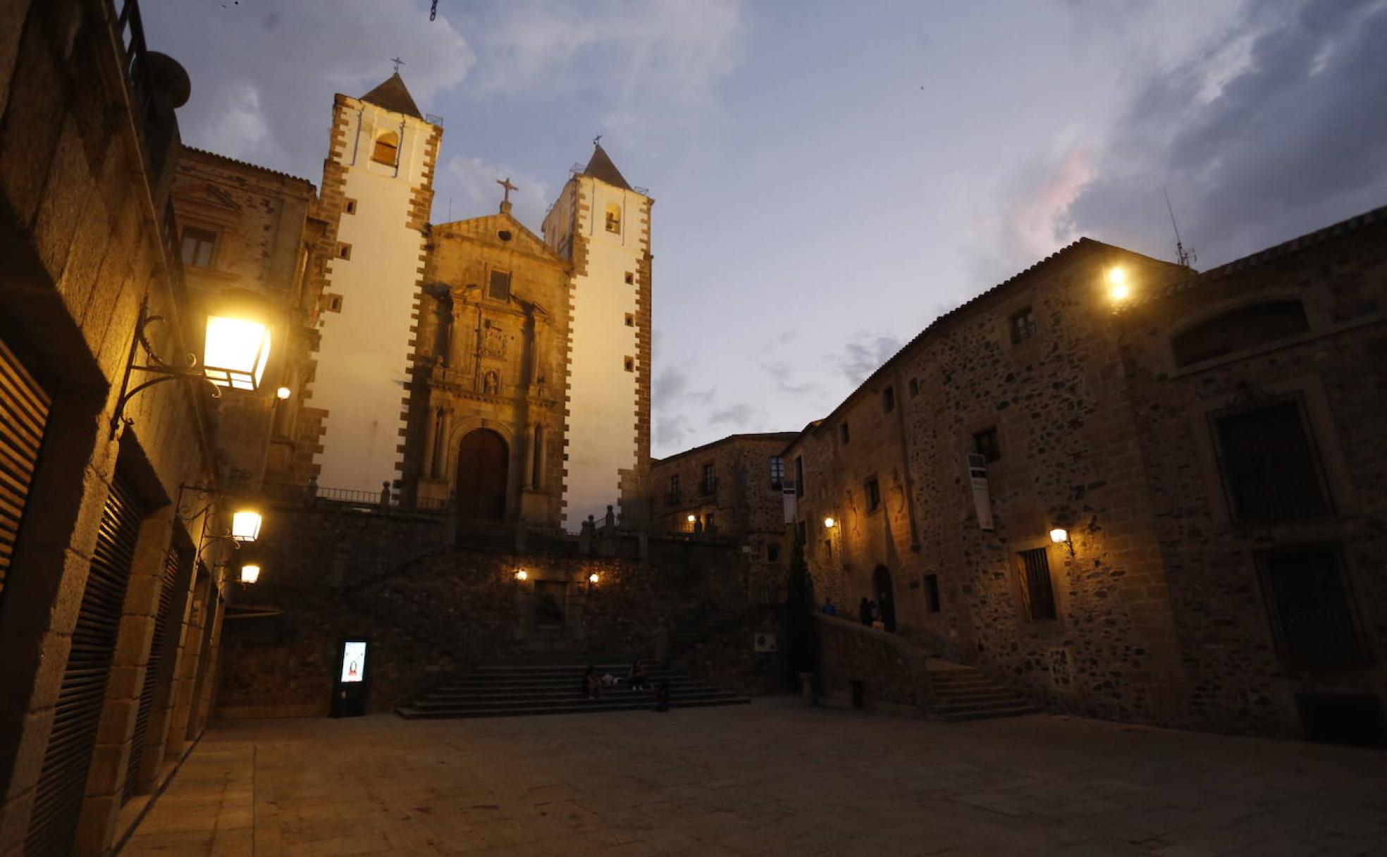 Imagen de la plaza de San Jorge de Cáceres con la iluminación que tenía anoche. 
