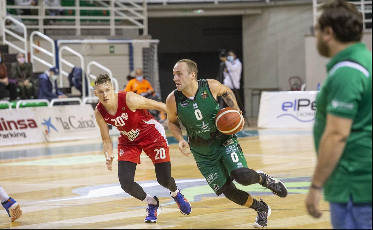 Kaspars Vecvagars (izq), la pasada temporada frente al Cáceres. / 