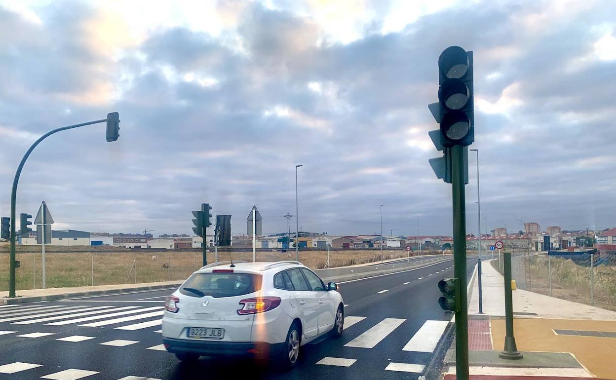 Un vehículo sale de la glorieta de la ronda sureste en Charca Musia, donde enlazará el nuevo tramo. 