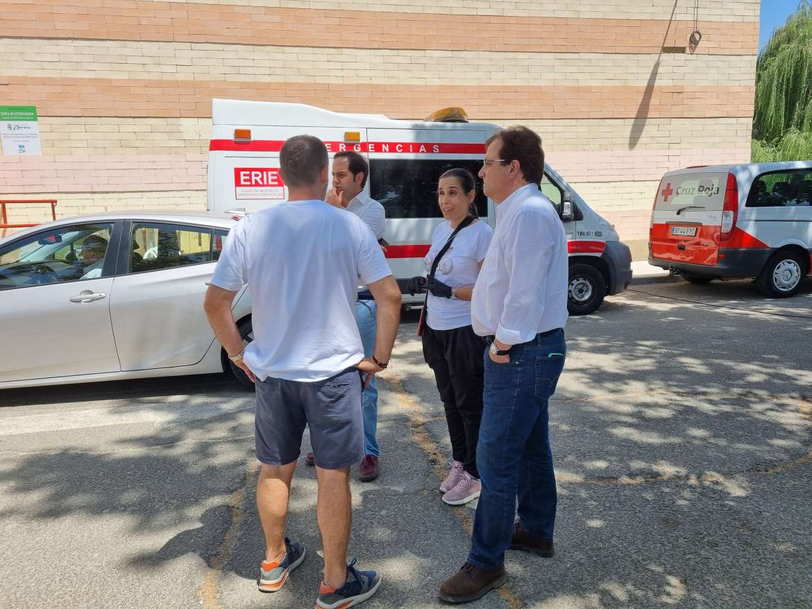 Visita de Vara a los evacuados de Torre de Don Miguel en el pabellón de Moraleja. 