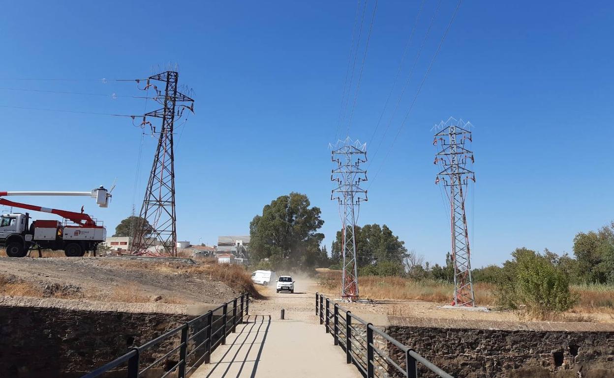 Endesa trabajando en La Pesquera para poner en funcionamiento una segunda torre de suministro. 