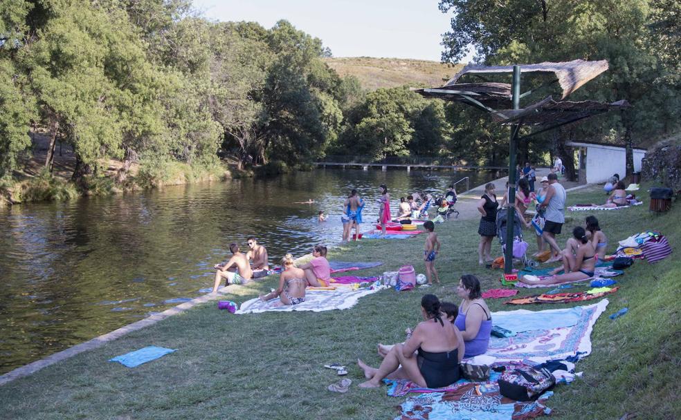 El sitio que todos quieren. La zona de césped no es ancha, pero sí larga.