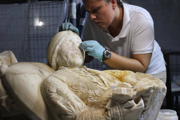 La restauradora Rocío Pardo trabajando en rehabilitar el monumento realizado en la década de 1480.