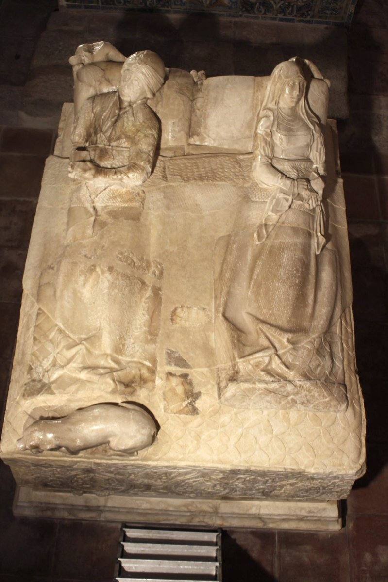 En el monumento funerario se refleja la edad en la que murieron. Se casaron en 1442 y ella falleció en 1469. Él murió alrededor de 1480 con unos 75 años, dejando dinero en su testamento para un hijo de unos 10 años y para la madre, con la que había convivido el conde viudo.