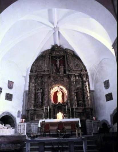 Interior de la iglesia; a cada lado del retablo, en dos hornacinas, estaban separados los condes, tras partir el monumento.