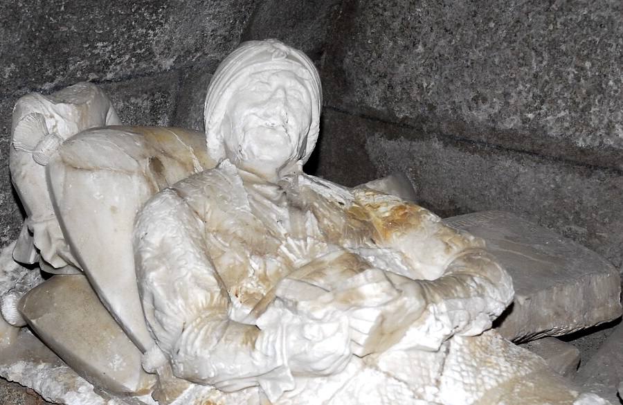 Así de deteriorada estaba la figura del conde Diego López de Zúñiga en su hornacina.