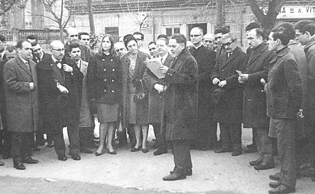 Año 1966. Homenaje a Gabriel y Galán en Cáceres. El que lee es Juan García, el cartero poeta. Fernando Bravo está con capa y pajarita, a su lado Juan Ramón Marchena. Entre el púbico se encuentran Maruja Collado, Valeriano Gutiérrez, el cura Manuel Vidal, José Canal con un sombrero en las manos, y a su lado el periodista Fernando García Morales sosteniendo unas cuartillas. 
