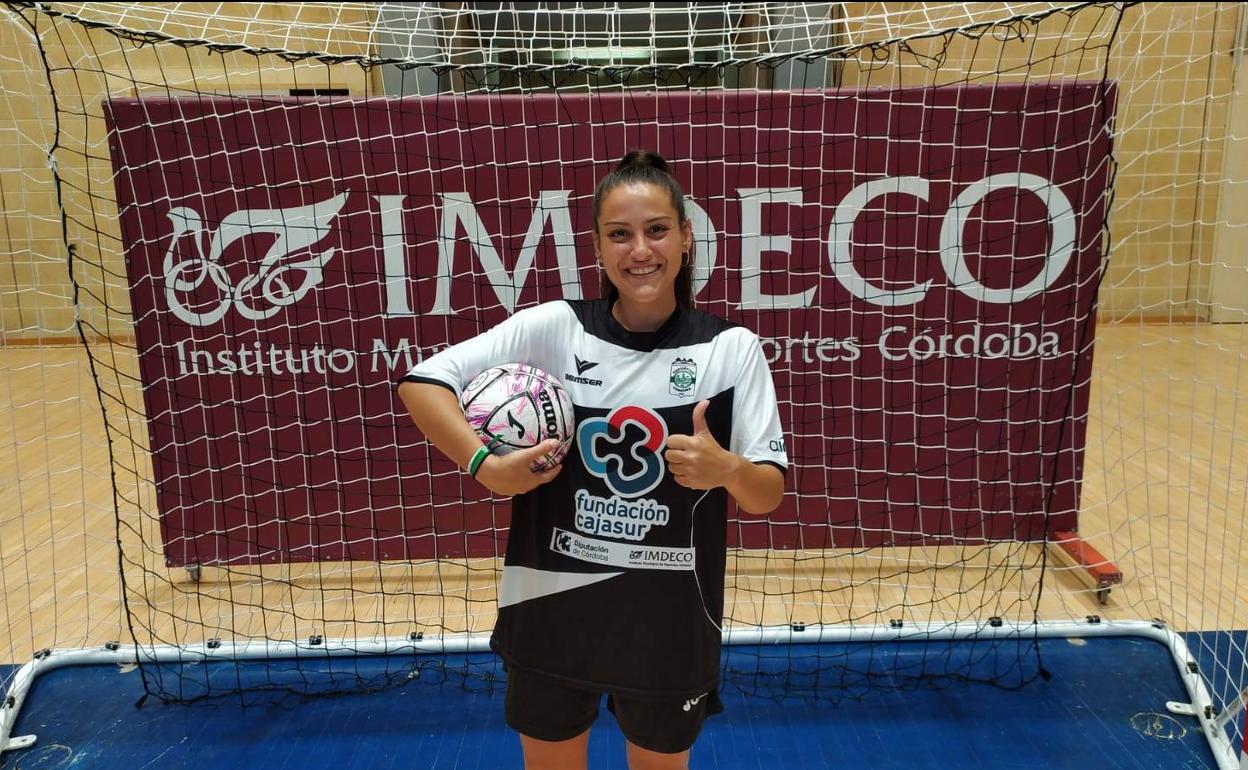 Ana Rodríguez posa bajo palos con su nueva equipación tras su fichaje 